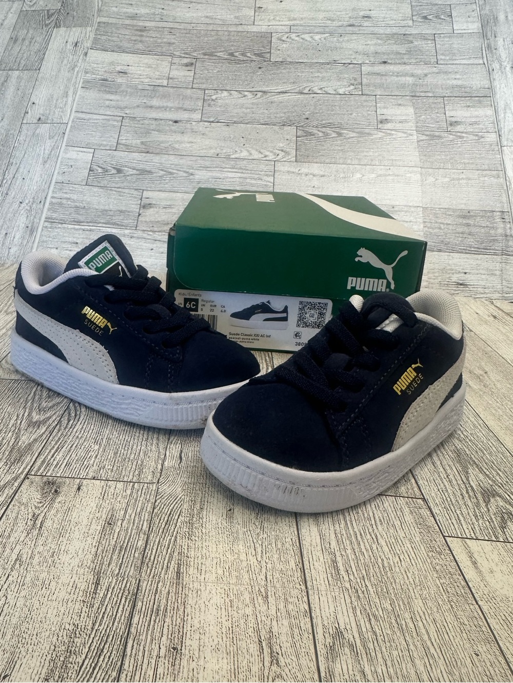 Puma Kids' Suede Sneakers size 6C Navy & White.